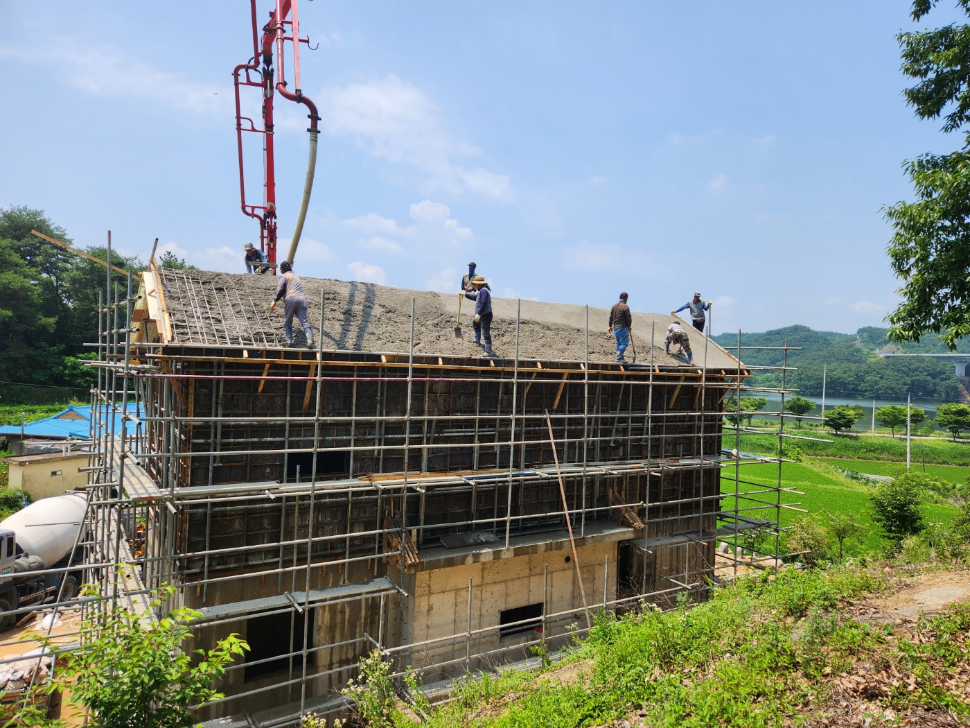 [의성신축시공] 2023. 6. 15. 의성군 단밀면 생송리 2층 벽체·지붕 레미콘 타설 작업 사진