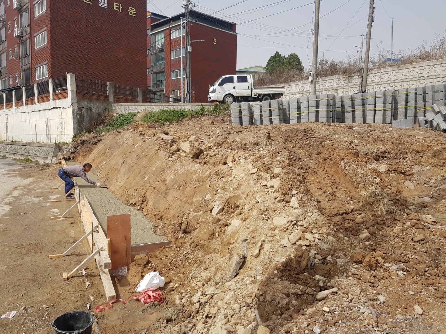 보광토 쌓기위한 콘크리트 기초작업 진행 사진